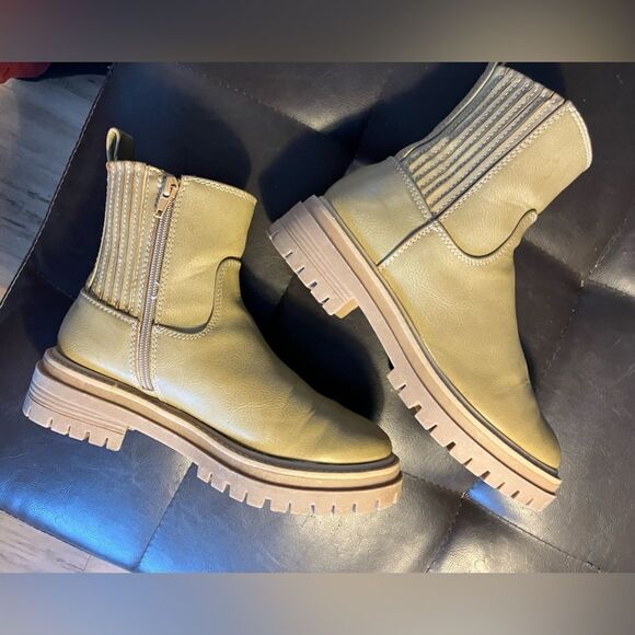 Time and Tru beige side zip platform ankle boots! Size 6.5 - Picture 3 of 6